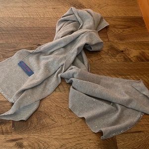 Elyse Allen cashmere light grey scarf/shawl NWT